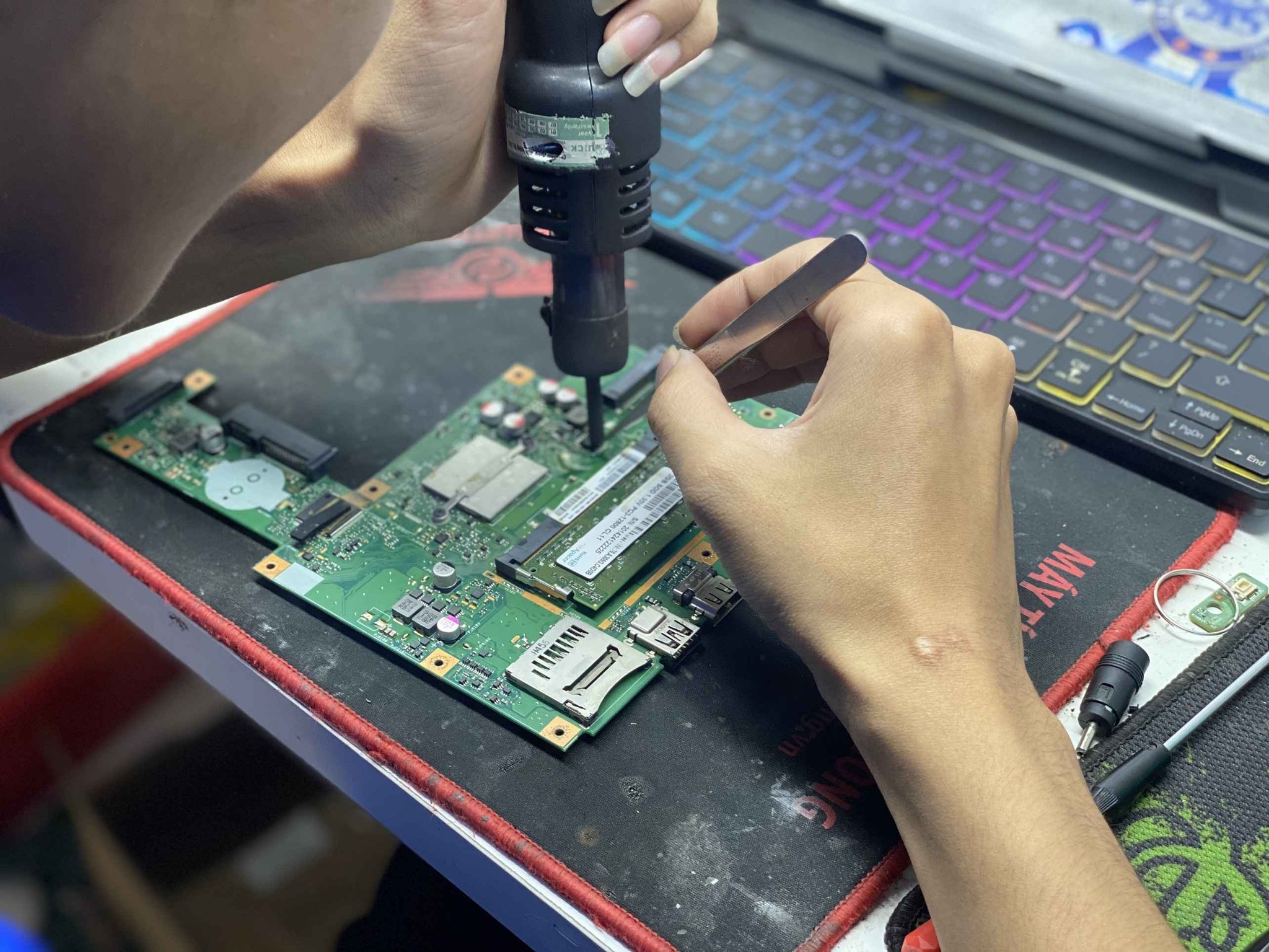 Đào Tạo Học Viên Sửa Chữa Laptop