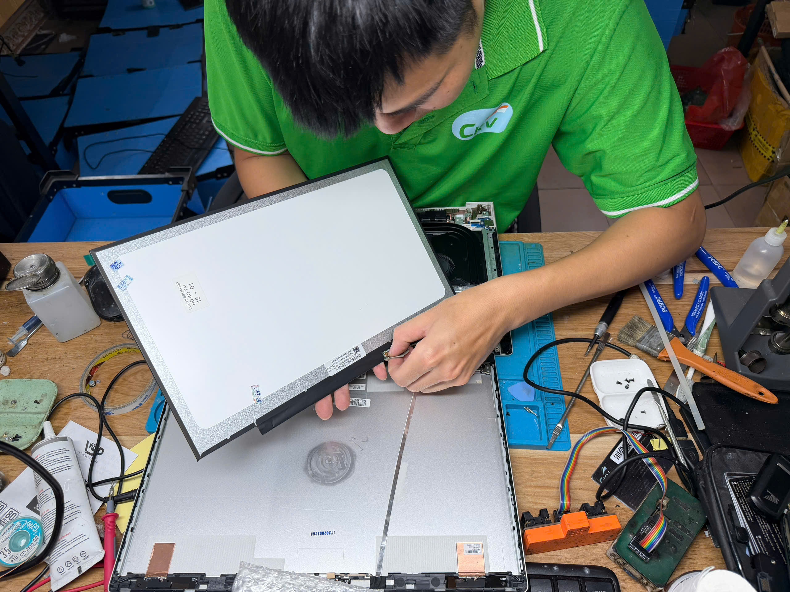 Laptop HP bị sọc màn thay màn có hết không?