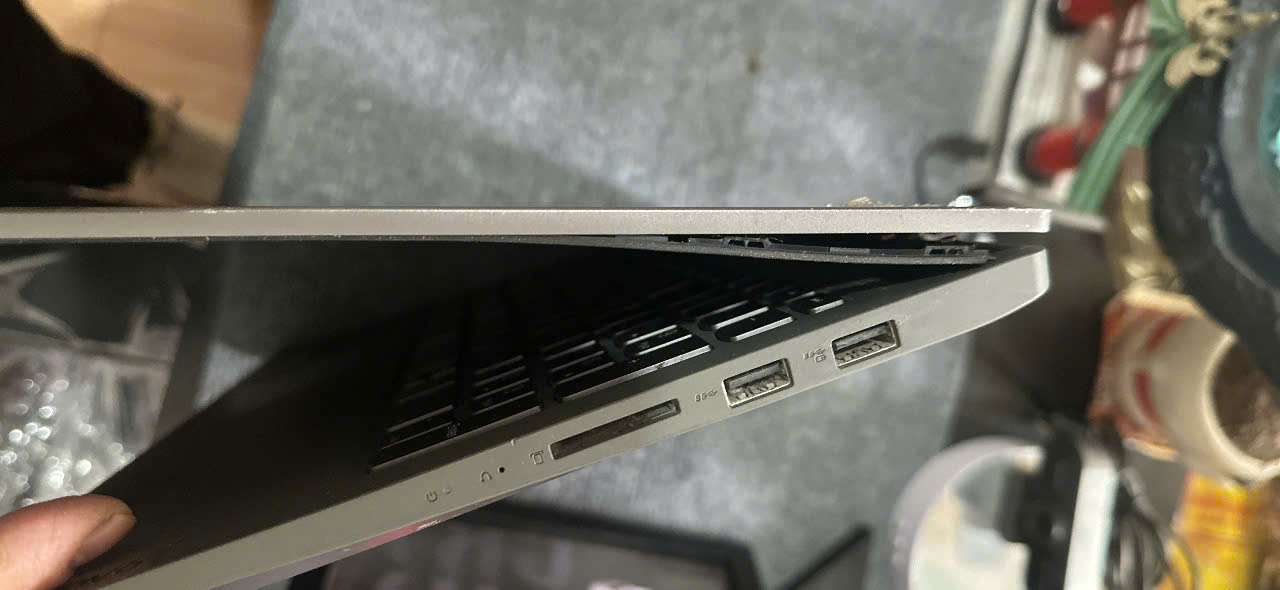 BẢN LỀ LAPTOP BỊ GÃY: ĐỪNG ĐỂ "VẾT NỨT NHỎ" BIẾN THÀNH "THẢM HỌA LỚN"