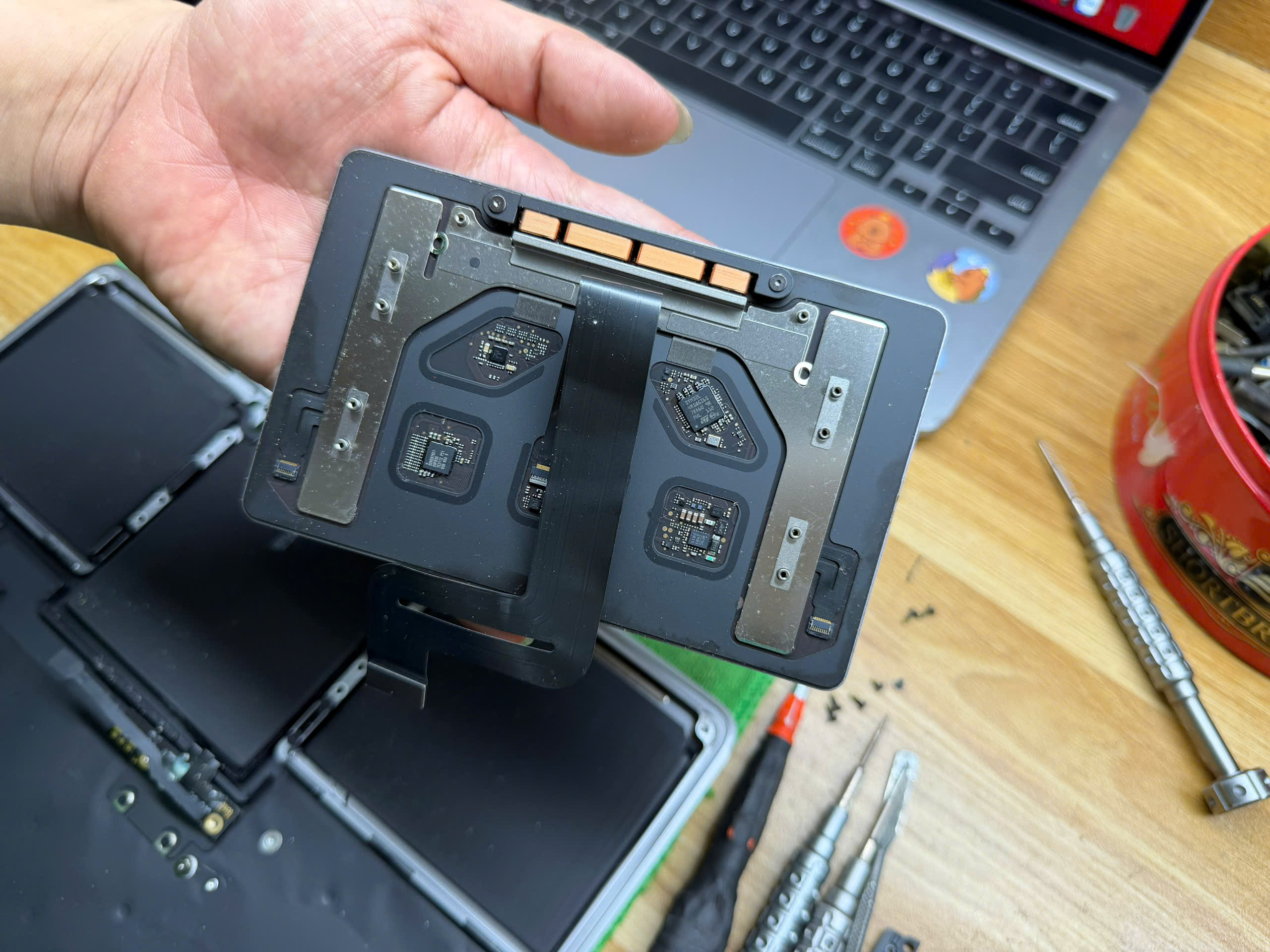 Thay mặt chuột Macbook A2338 tại Hải Dương