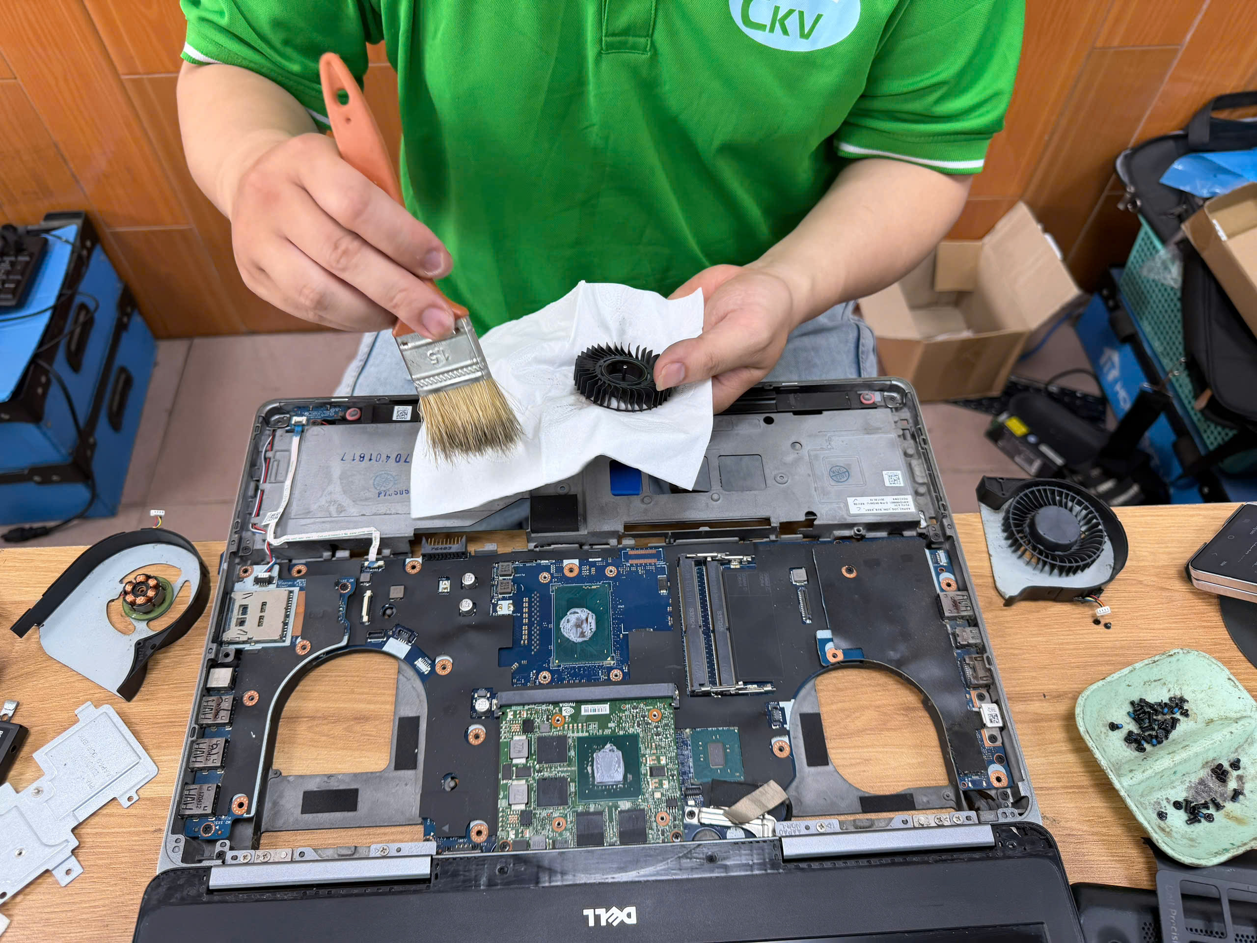 Bao Lâu Thì Cần Vệ Sinh Laptop?